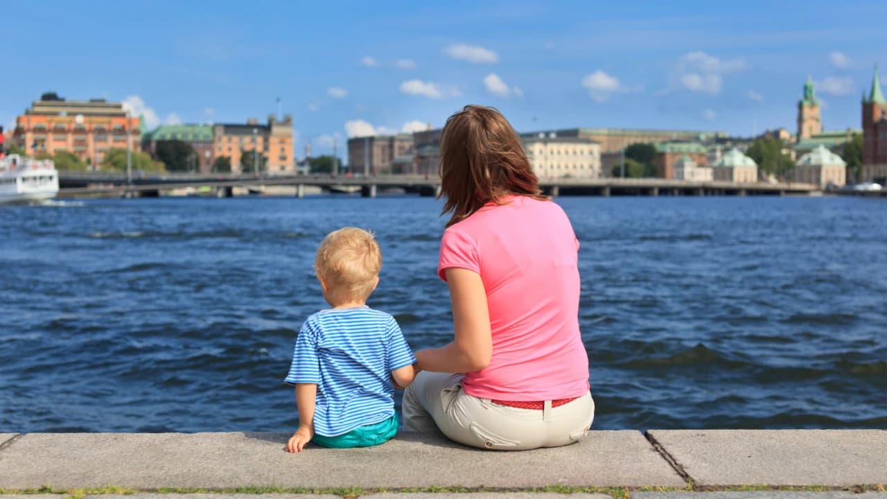 Kvinna med barn vid kajkanten.