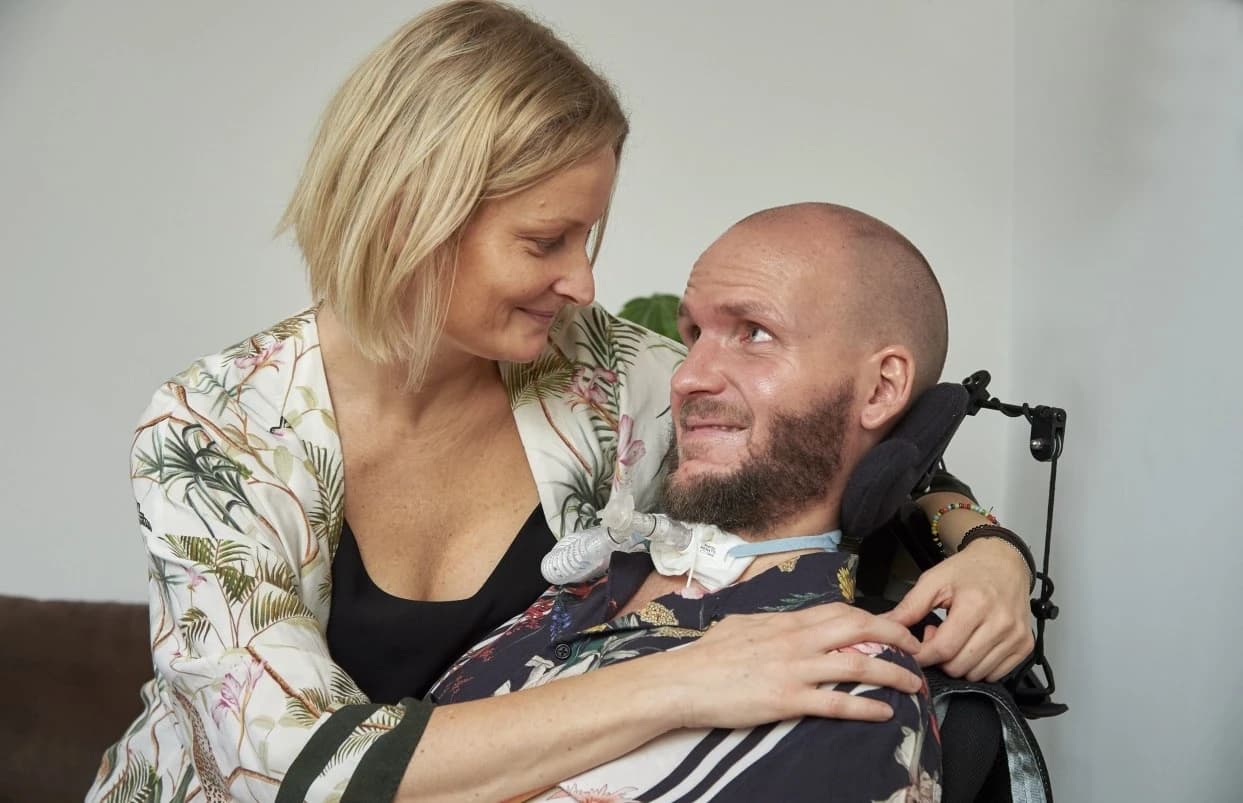 Marie och Charlie håller om varandra.