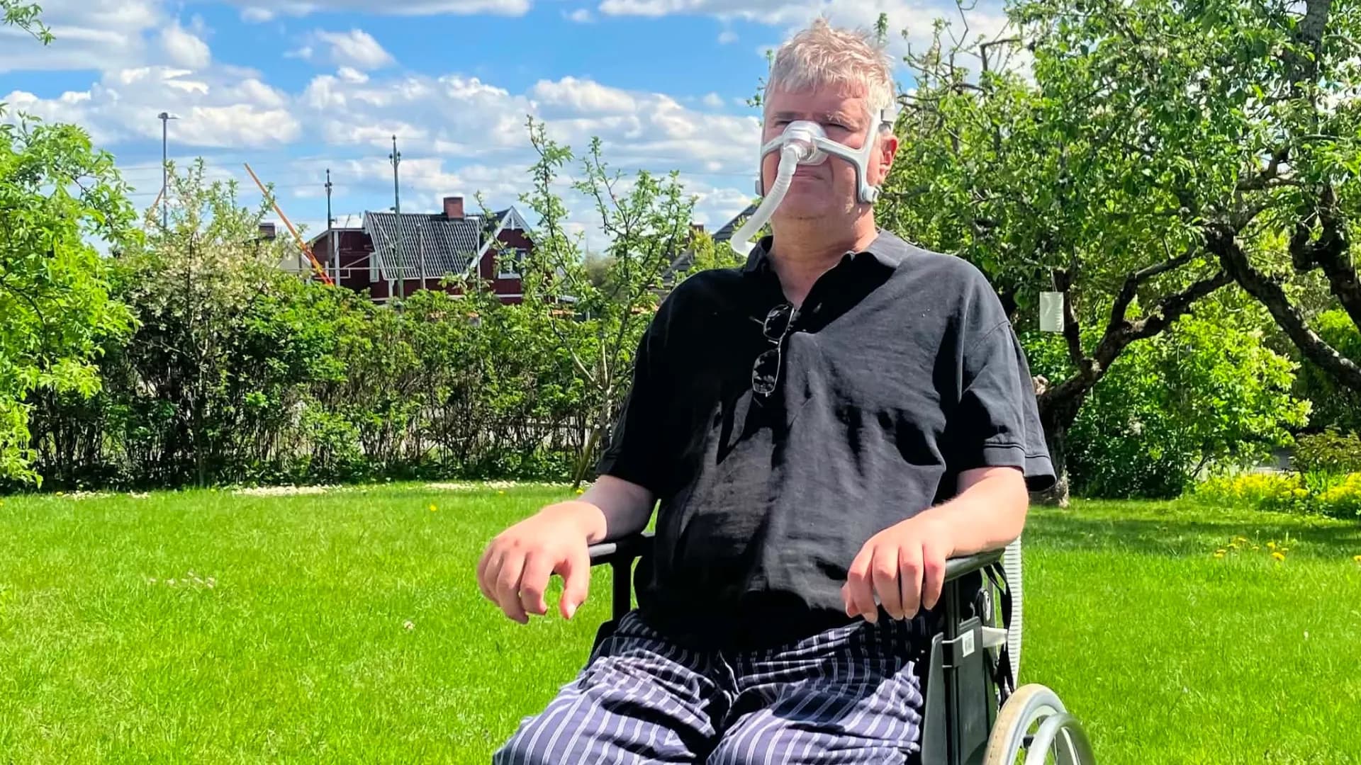 Jesper Blåder målar med hjälp av sina assistenter.